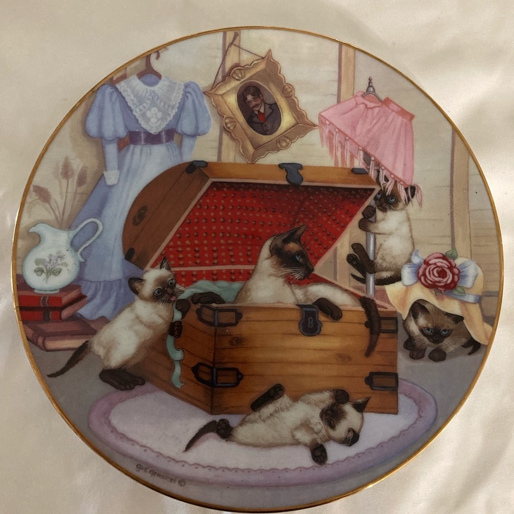 2 Hamilton collection cat plates